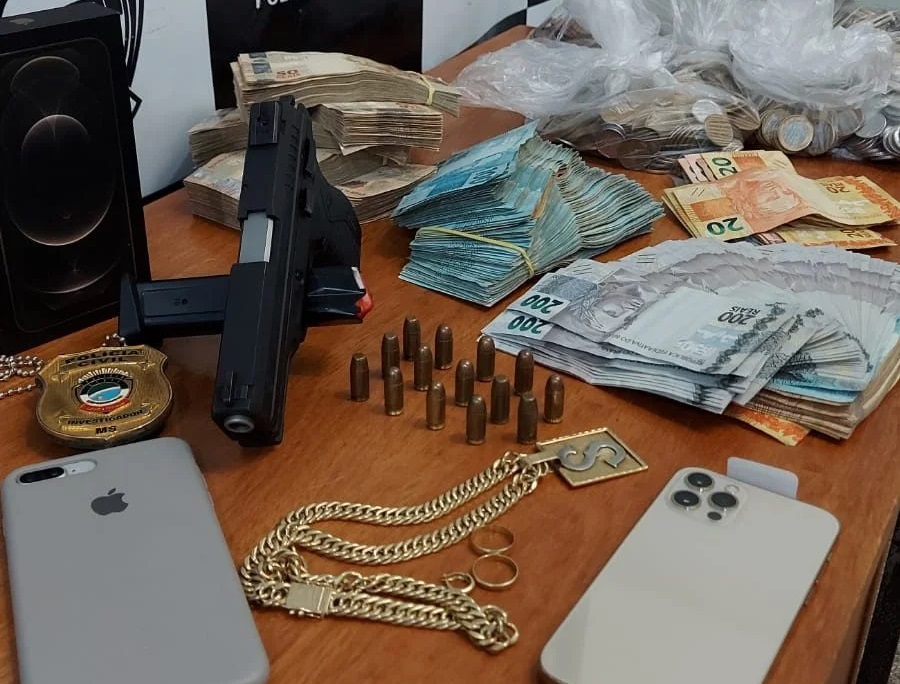 Dinheiro, arma, muni&ccedil;&otilde;es e objetos apreendidos - Foto: Pol&iacute;cia Civil/Divulga&ccedil;&atilde;o